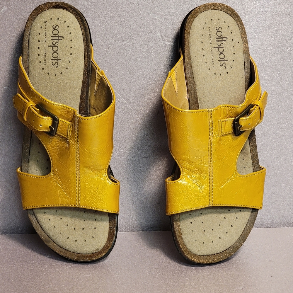 SOFTSPOTS WOMENS 7.5M GOLD & BROWN SANDALS